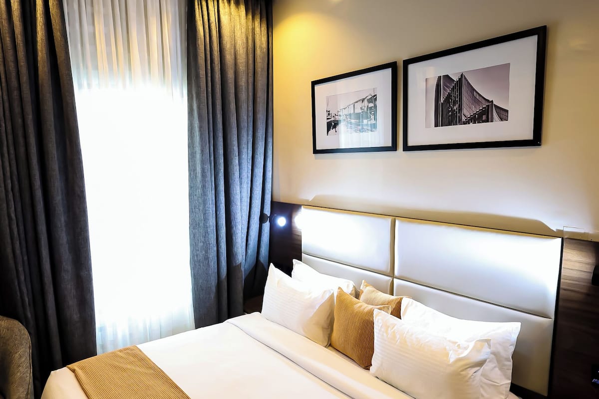 Executive Suite | 1 bedroom, desk, laptop workspace, free WiFi