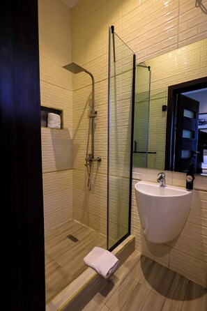 Superior Suite | Bathroom | Shower, rainfall showerhead, bidet, towels - Ringruby Hotel, Eso Close (Lagos)