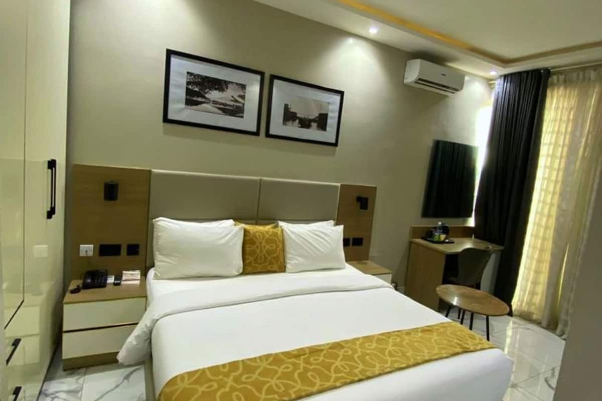 Superior Suite | 1 bedroom, desk, laptop workspace, free WiFi
