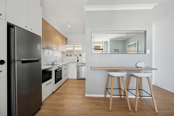 Réfrigérateur, micro-ondes, four, plaque de cuisson