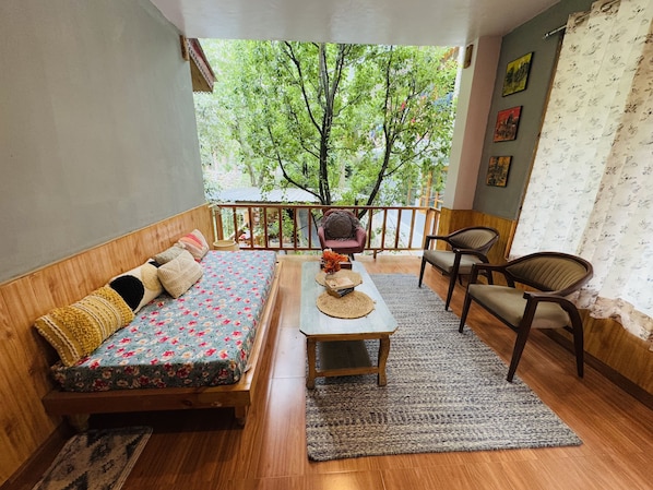 Familie vierpersoonskamer, uitzicht op de binnenplaats | Woonruimte