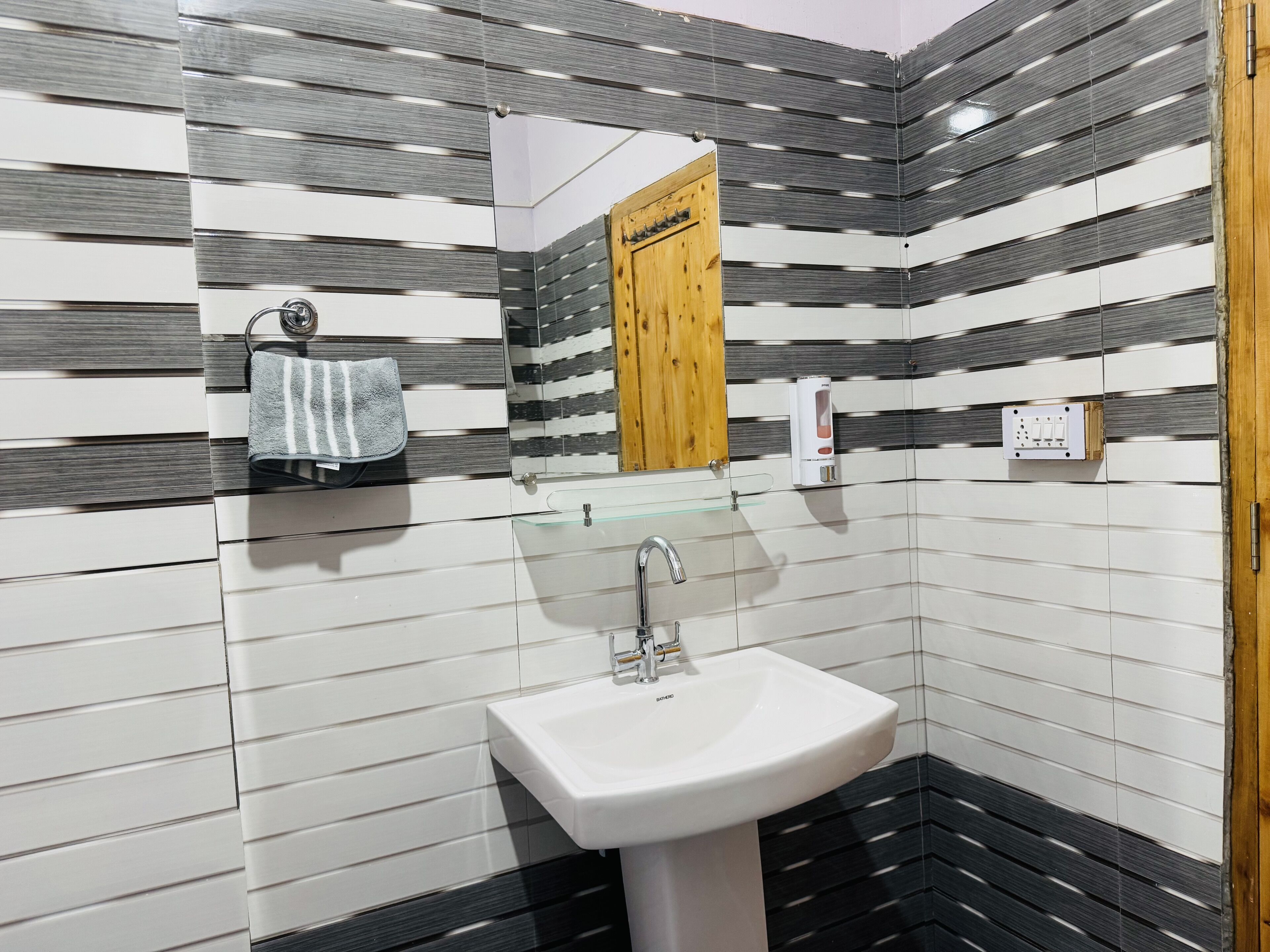 패밀리 쿼드룸, 마당 전망 | 욕실 | 샤워 시설, 슬리퍼, 타월, 비누