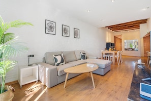 Smart TV - Stylish 2-Bedroom Apartment in Eixample, Near Plaza Espanya (Barcelona)