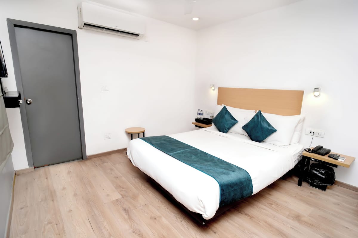 Deluxe Room | Egyptian cotton sheets, premium bedding, down duvets, memory-foam beds