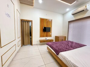 Deluxe driepersoonskamer | Luxe beddengoed, geluiddichte muren, gratis wifi, beddengoed