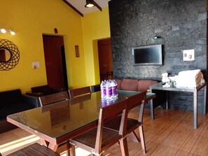 Huvila, järvinäköala | Oleskelualue | 32–tuumainen LED-televisio, jossa satelliittikanavat