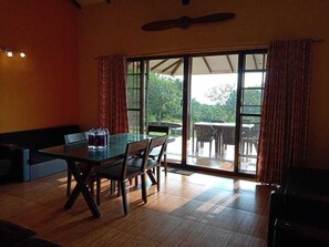 Villa, vue sur le lac | Aire de séjour | Téléviseur à DEL de 32 po avec télévision par satellite