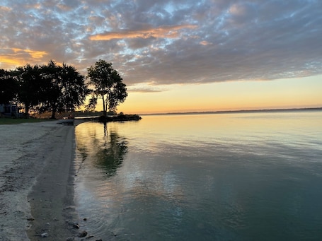 Sun-loungers, beach towels. Excellent Lake View 2Bdrm Cottage in Small Neighborhood Near Shopping & Dining