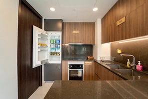 Apartamento familiar, balcón, vistas a la ciudad | Cocina privada | Frigorífico, placa de cocina y utensilios de cocina