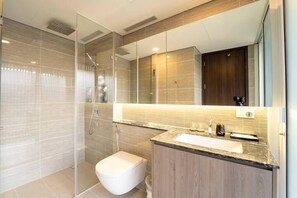 Familienapartment, Balkon, Stadtblick | Badezimmer