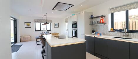 Comedor y isla de cocina