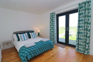 4 bedrooms, desk, iron/ironing board, WiFi - Stunning home, sea views, short walk to Porthcothan Beach (Saint Eval)