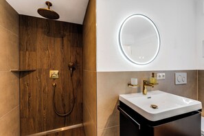 Dusche, Haartrockner, Handtücher, Seife