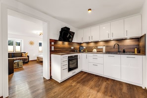 Fridge, microwave, oven, stovetop - Vacation apartment "beim Kistlar" - with organic products (Marktoberdorf)