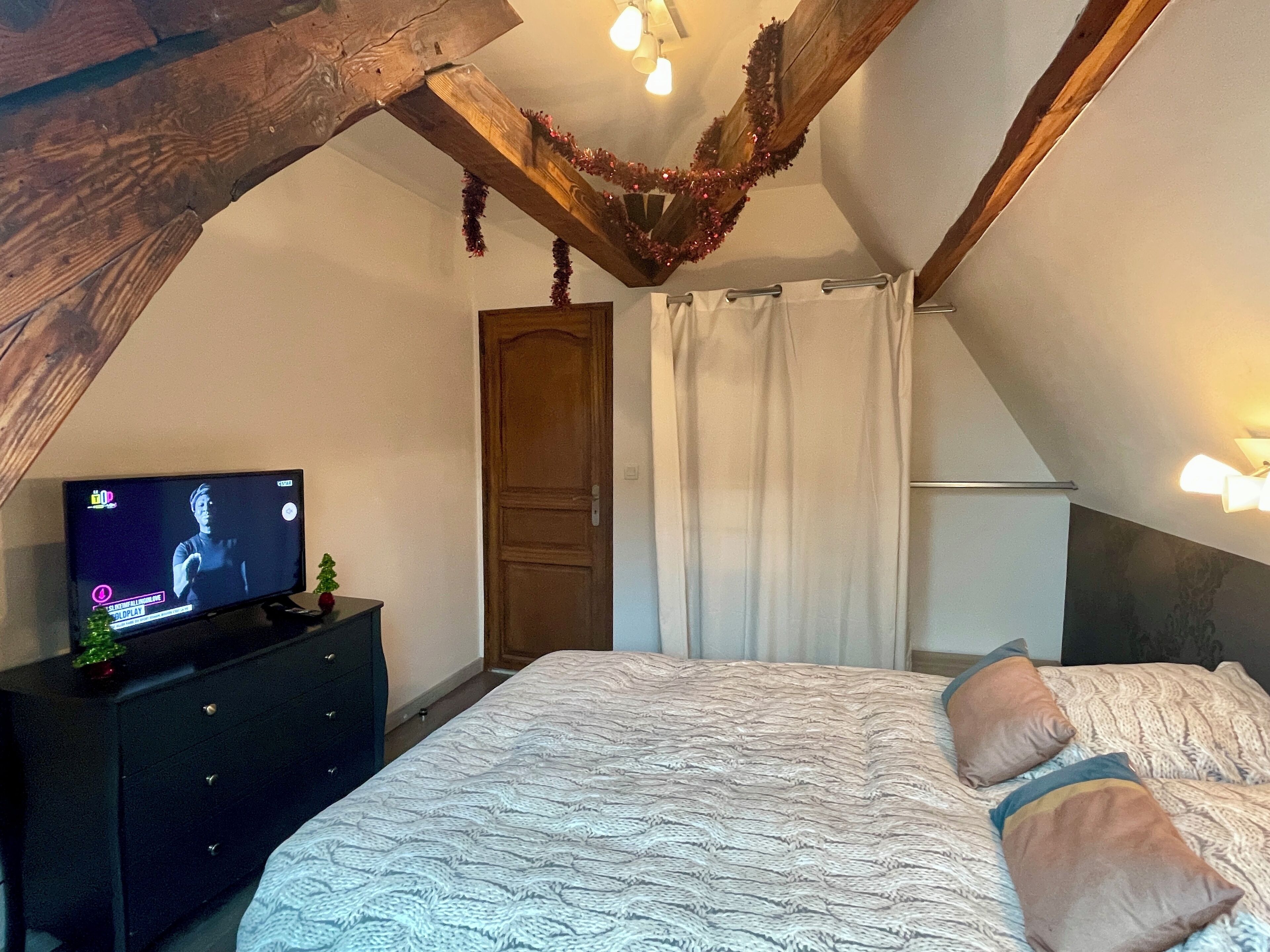 3 chambres, fer et planche à repasser, Wi-Fi, draps fournis