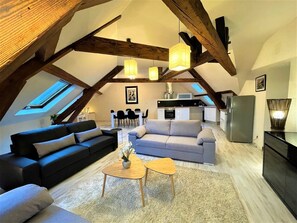 Living area - A beautifully furnished and equipped three-bedroom apartment, festively decorated (Montluçon)