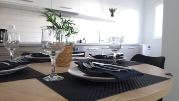 Apartment, Gartenblick | Essbereich im Zimmer