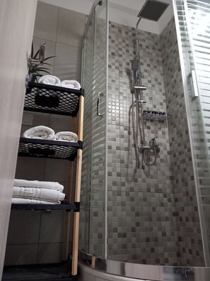 Apartment, Gartenblick | Badezimmer | Handtücher