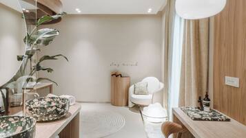 Suite Deluxe, 1 letto king | Bagno | Accappatoio, pantofole, asciugamani