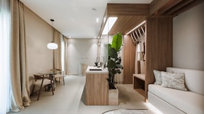 Deluxe Suite, 1 King Bed | 1 bedroom, soundproofing, free WiFi, bed sheets