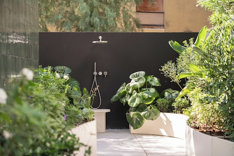 Suite, 1 King Bed, Garden View | Garden view