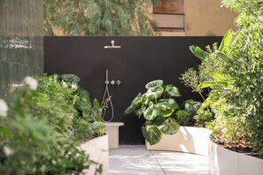 Suite, 1 King Bed, Garden View | Garden view