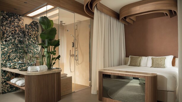 A modern bedroom with a bed, a bedside table, a shower, and a large mirror. - Mode Eco Mood Hotel (Rimini)
