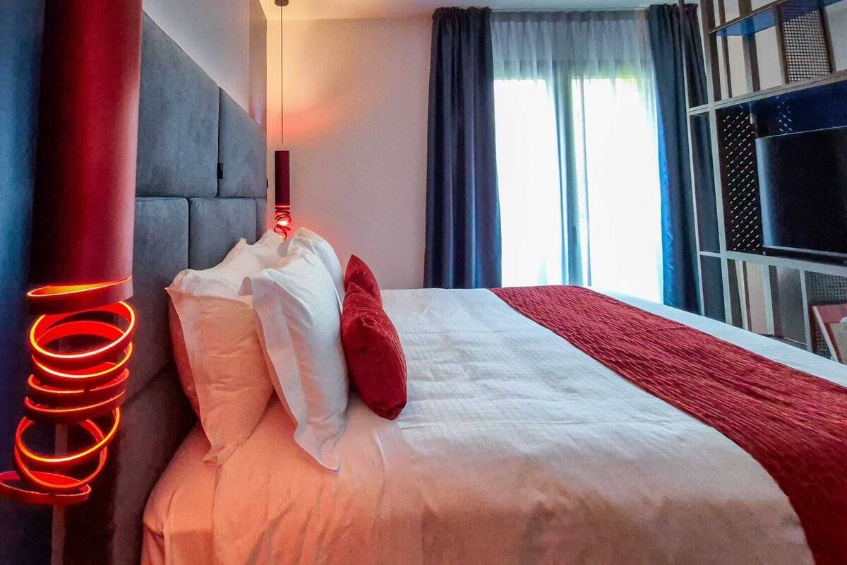 Suite superior, 1 cama de matrimonio grande | 1 dormitorio, sistema de insonorización, wifi gratis y ropa de cama