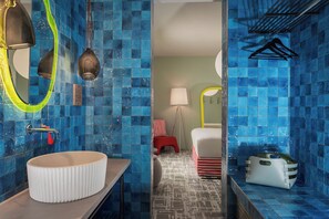 Deluxe Suite, 1 King Bed | Bathroom | Bathrobes, slippers, towels - Mode Eco Mood Hotel (Rimini)