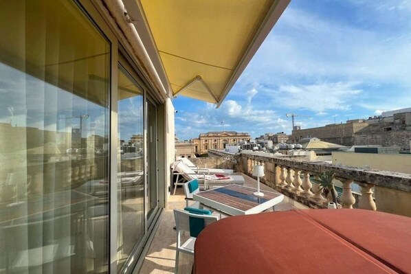 Outdoor dining - Exclusive Duplex Penthouse with Jacuzzi and Panoramic Views in Valletta  (Sliema)