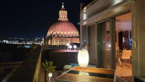 A balcony with a view of a large, illuminated dome building at night. - Exclusive Duplex Penthouse with Jacuzzi and Panoramic Views in Valletta  (Sliema)
