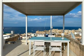 Outdoor dining - Exclusive Duplex Penthouse with Jacuzzi and Panoramic Views in Valletta  (Sliema)