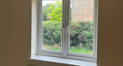 2 Bedroom House - Sleeps 5 - Free Parking, Wifi