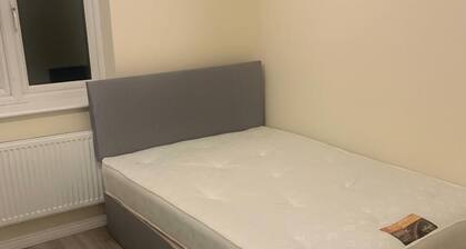 2 Bedroom House - Sleeps 5 - Free Parking, Wifi