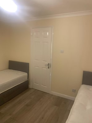 Ferienhaus | 2 Schlafzimmer, kostenloses WLAN, Bettwäsche