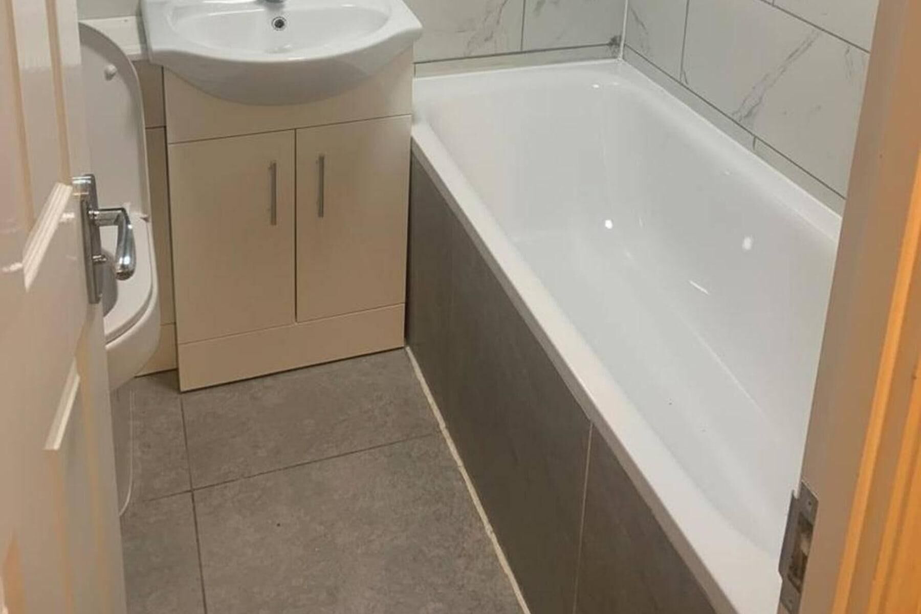 Separate bathtub and shower, deep-soaking bathtub, towels