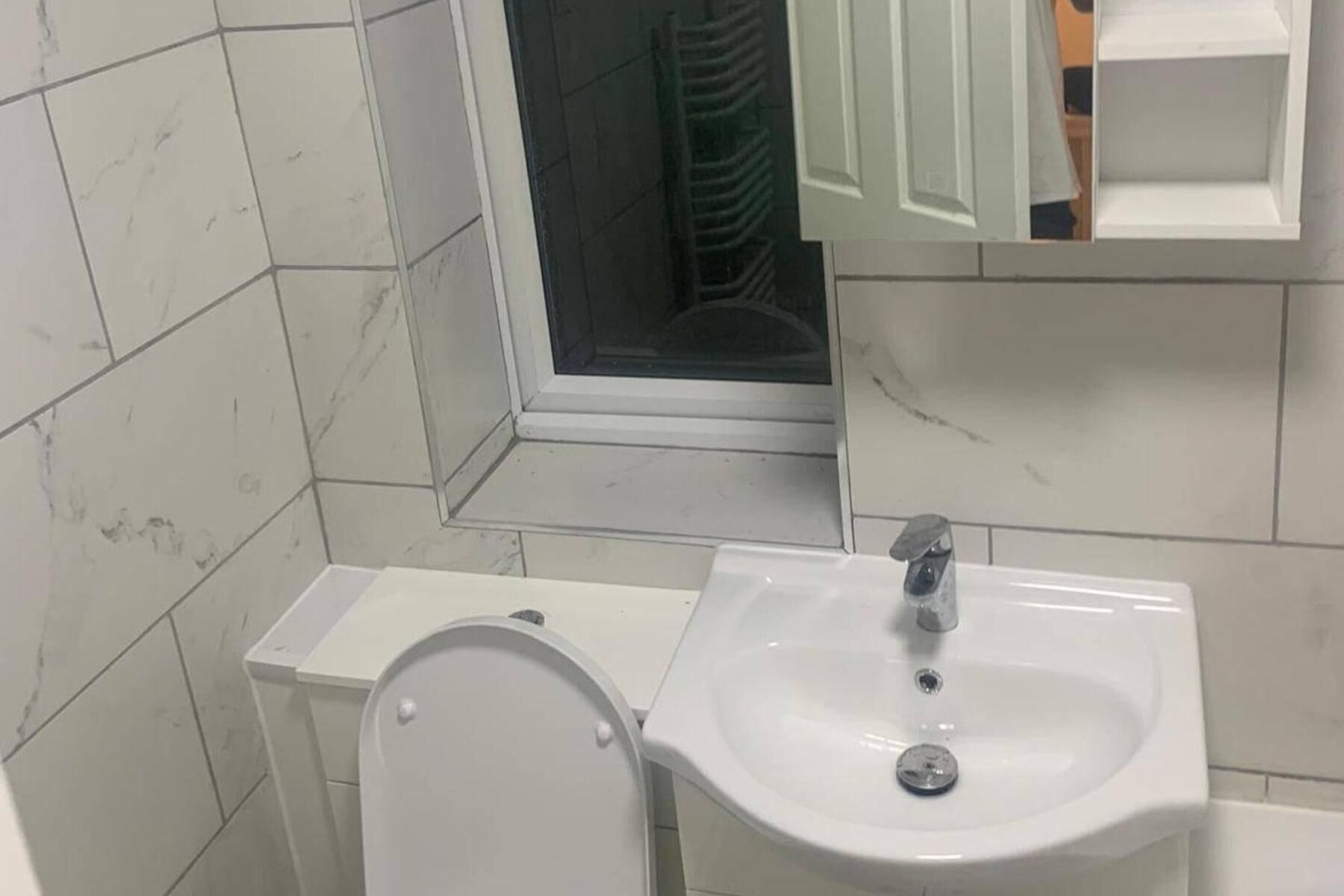 Separate bathtub and shower, deep-soaking bathtub, towels