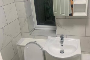 Erillinen kylpyamme ja suihku, syvä kylpyamme, pyyhkeet