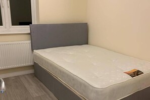 2 bedrooms, free WiFi, bed sheets - 2 Bedroom House - Sleeps 5 - Free Parking, Wifi (Isleworth)