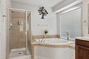 吹风机、毛巾、肥皂、卫生纸