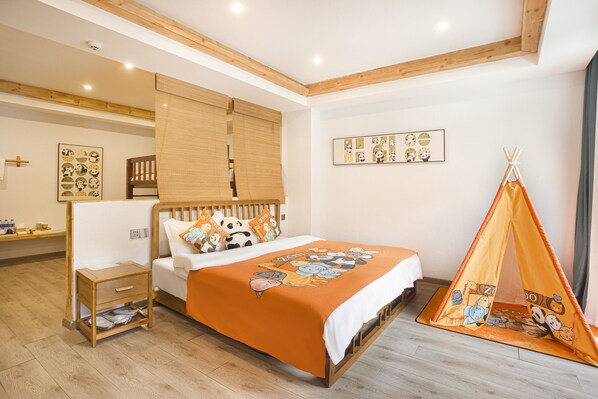 Une chambre à coucher comprenant un lit, une table de chevet, une tête de lit en bois, une fenêtre avec des stores, une étagère fixée au mur et une structure ressemblant à une tente.