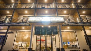 A hotel entrance with a sign reading "TIPSY PANDA SPRING VILLA". - Zuiyu Shanfang Hotel (Ngawa Autonomous Prefecture)