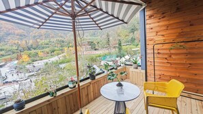 Habitación familiar, balcón, vista a la montaña | Terraza o patio