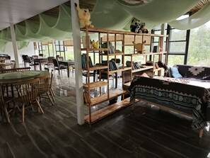 Lobby sitting area - Zuiyu Shanfang Hotel (Ngawa Autonomous Prefecture)