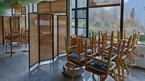 A room with a view of mountains, wooden chairs, and a large window with a view. - Zuiyu Shanfang Hotel (Ngawa Autonomous Prefecture)