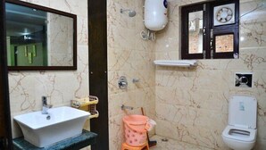 Een badkamer met een wastafel, toilet en douchehoek.