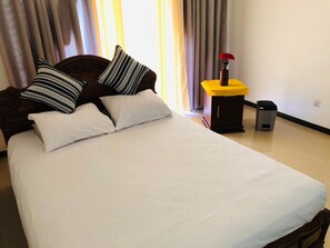 5 bedrooms, iron/ironing board, WiFi, bed sheets