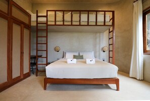 4 bedrooms, desk, WiFi, bed sheets