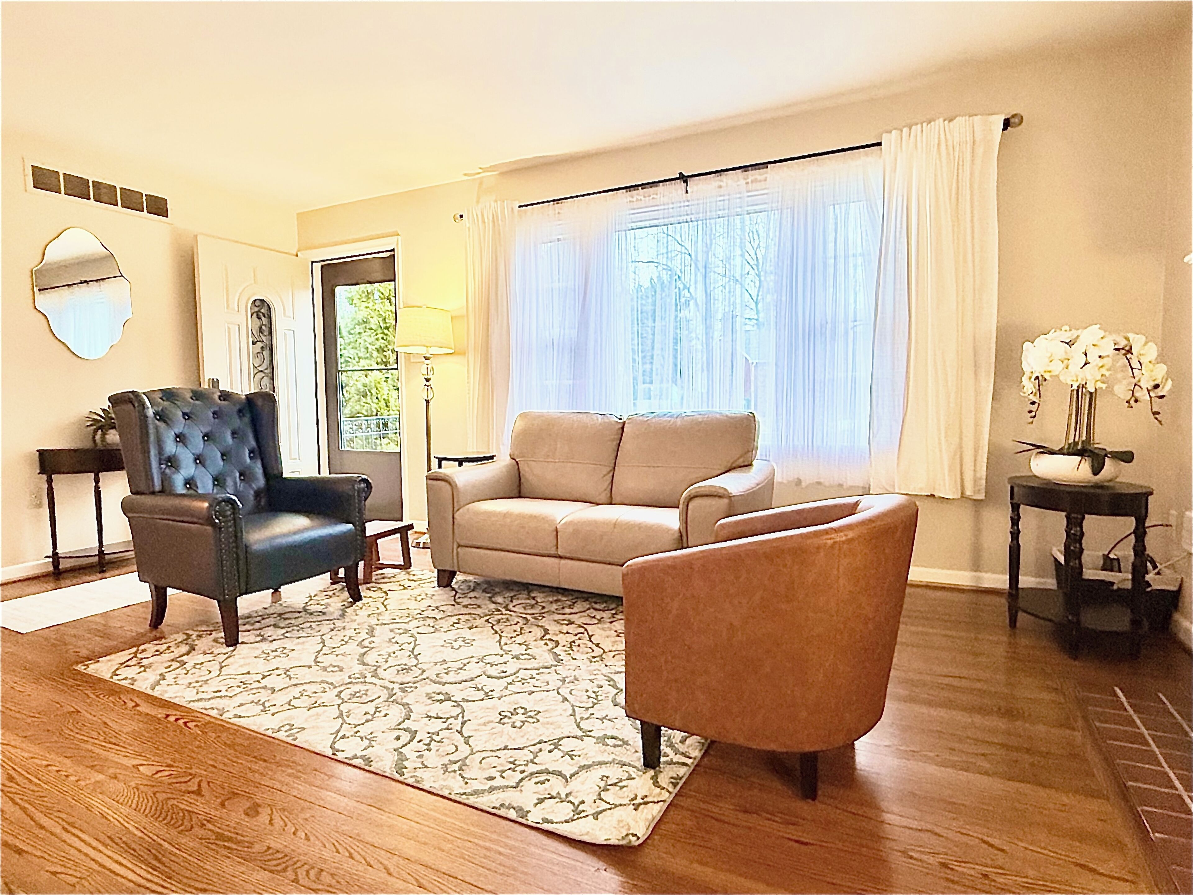 Smart TV, chimenea, futbolito, mesa de ping pong