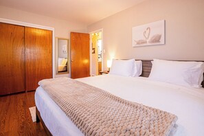 2 bedrooms, desk, iron/ironing board, free WiFi - Quiet, Safe Nest-Minutes to Everything  (Frederick)